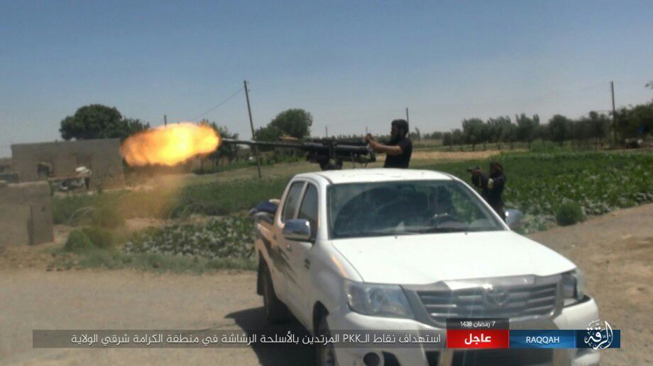 صور لجانب من المواجهات بين مقاتلي الدولة الإسلامية والـPKK في منطقة الكرامة شرقي الرقة