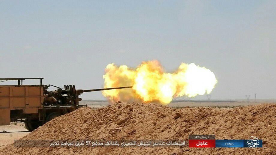 #حمص: صور لمقاتلي الدولة الإسلامية أثناء صدهم محاولة تقدم للجيش النصيري شرق صوامع #تدمر