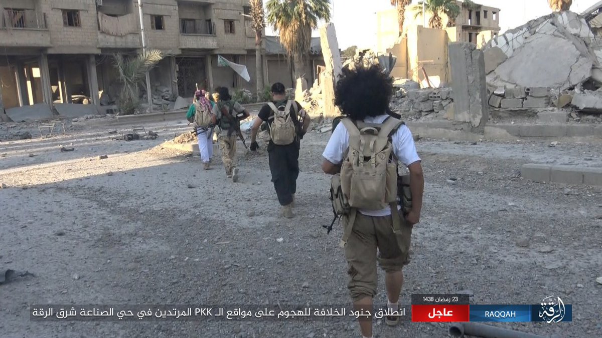 #الرقة: صور لهجوم مقاتلي الخلافة الإسلامية على مواقع عملاء أمريكا الـPKK في حي الصناعة وإحراق مواقعهم
